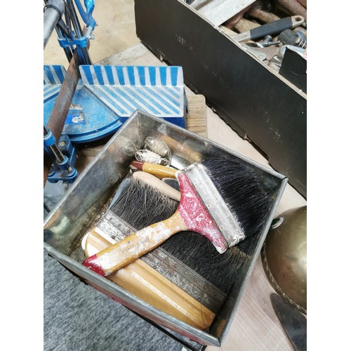 389 - 2x Boxes of tools and accessories to include shears, hammers, mitre saw, as new blue rope, brushes, ... 