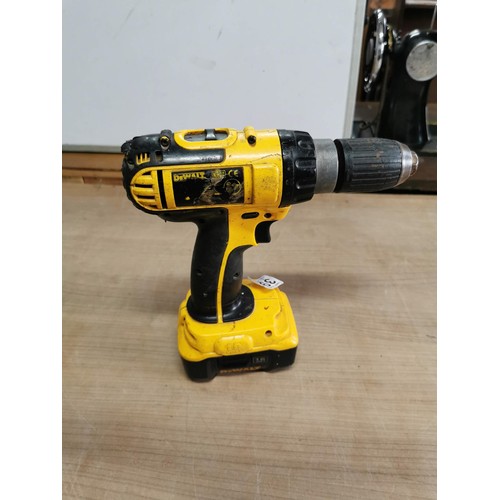 391 - DeWalt hammer drill with battery fully charged and working missing its charger