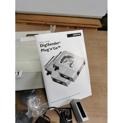 401 - A Digisender Tri 8 editor PE-444 plug n go wireless hifi video sender system, complete with accessor... 