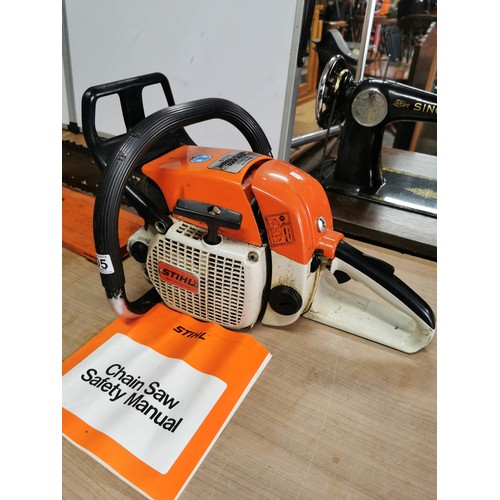 405 - A Stihl Wood Boss 028 AVS petrol chainsaw, in good order with blade cover has an 18