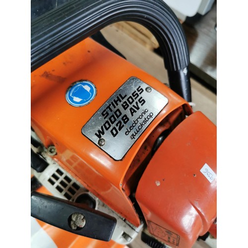 405 - A Stihl Wood Boss 028 AVS petrol chainsaw, in good order with blade cover has an 18