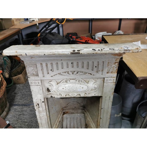 410 - A cast iron Edwardian bedroom fireplace, with decoration to the front complete with fire grate. meas... 