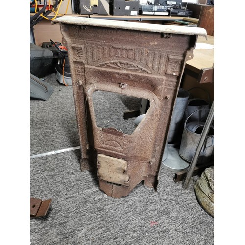 410 - A cast iron Edwardian bedroom fireplace, with decoration to the front complete with fire grate. meas... 