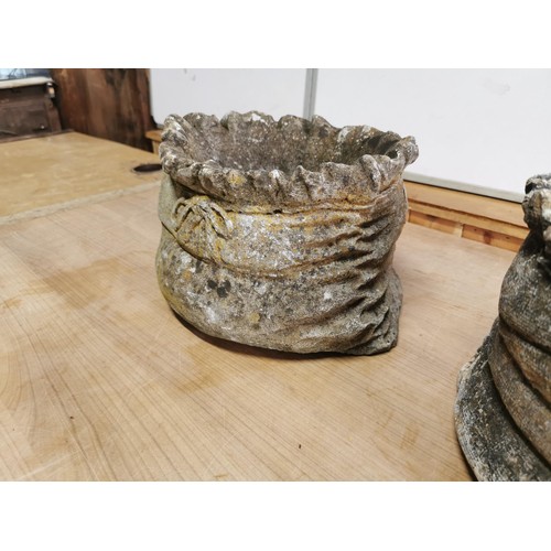 416 - 2x good quality concrete sack formed planters both measures 19cm high by 26cm long