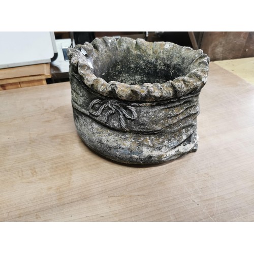 416 - 2x good quality concrete sack formed planters both measures 19cm high by 26cm long