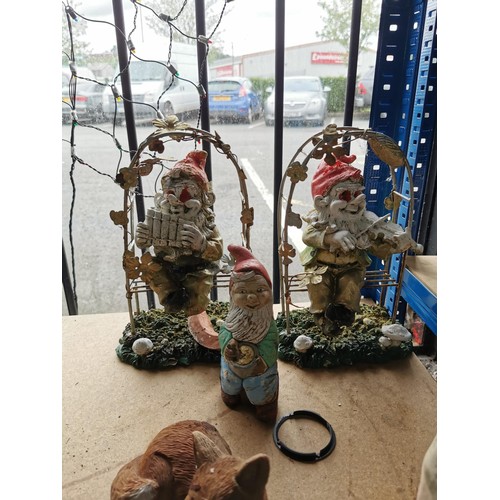 450 - Quantity of 7x garden ornaments to include 2x Arber gnome ornaments, 1 other gnome, 2x rabbits etc. ... 