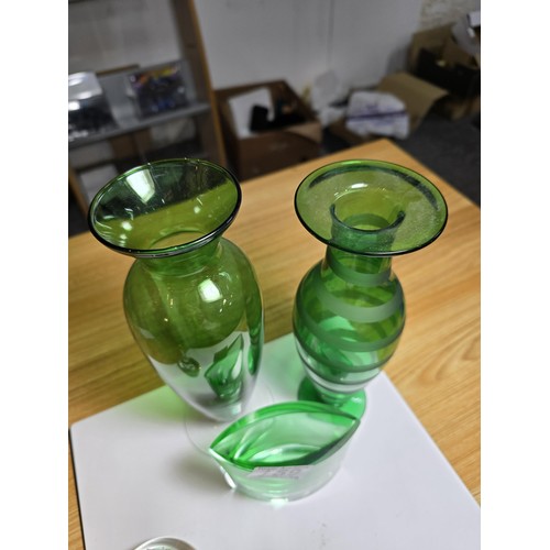 159 - 4 pieces of artglass which includes 2 attractive emerald glass slim vases, 1 other green vase and an... 