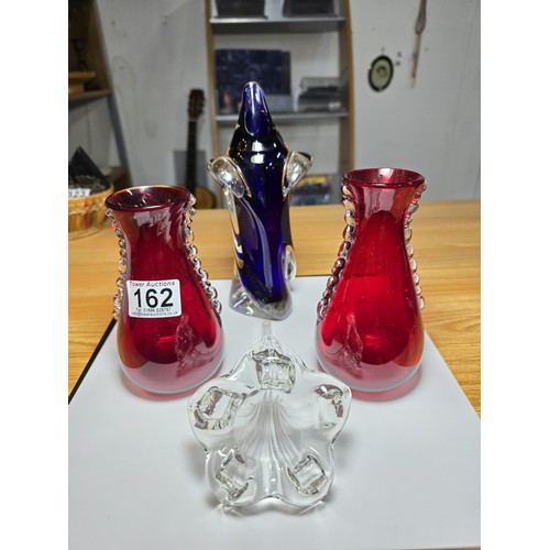 162 - 4 pieces of good quality artglass which includes a good pair of early vintage ruby red white friars ... 