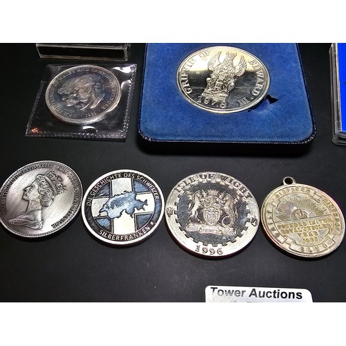177 - A quantity of collectable coins and medals which includes a Swiss commemorative silver plated medal ... 