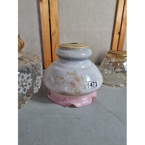 473 - Quantity of 5x glass oil lamp shades, all in good order and have various design on each.