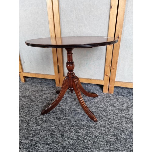 500 - A good quality oval flip to occasional table in mahogany in overall good condition measures 47cm hig... 