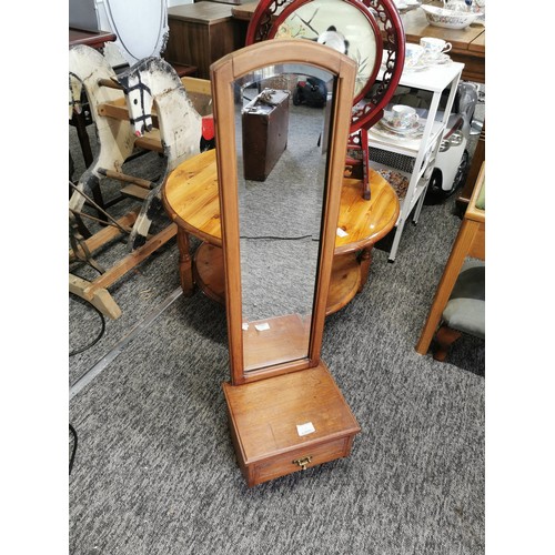 512 - Vintage Mahogany Wall Hanging Hall Mirror. In good overall condition. Measures 94cm in height with a... 