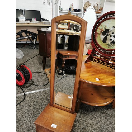 512 - Vintage Mahogany Wall Hanging Hall Mirror. In good overall condition. Measures 94cm in height with a... 