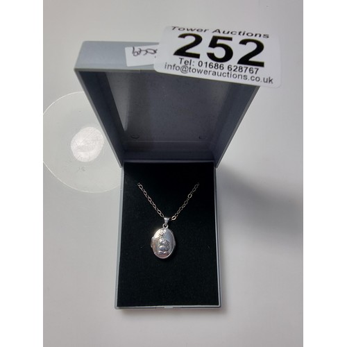 252 - Pretty 925 silver locket 