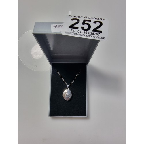 252 - Pretty 925 silver locket 