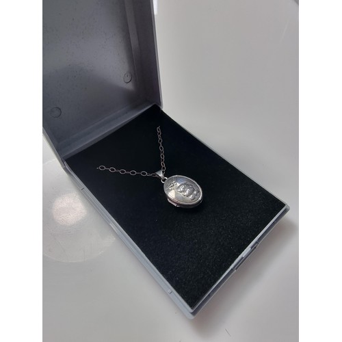 252 - Pretty 925 silver locket 