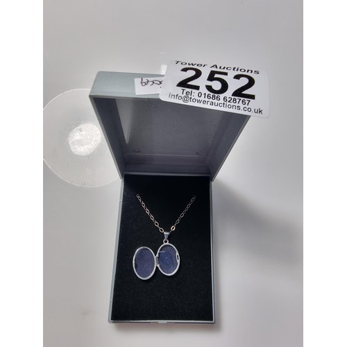 252 - Pretty 925 silver locket 