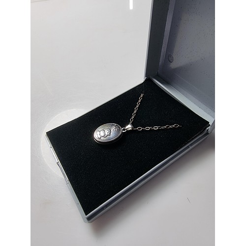 252 - Pretty 925 silver locket 