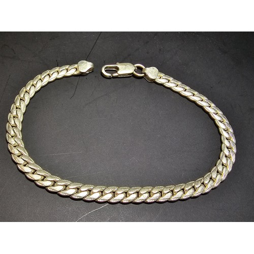 246 - An attractive 925 sterling silver curb link bracelet in excellent clean condition, has a length of 8... 