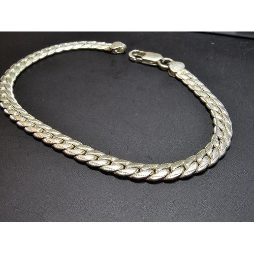 246 - An attractive 925 sterling silver curb link bracelet in excellent clean condition, has a length of 8... 