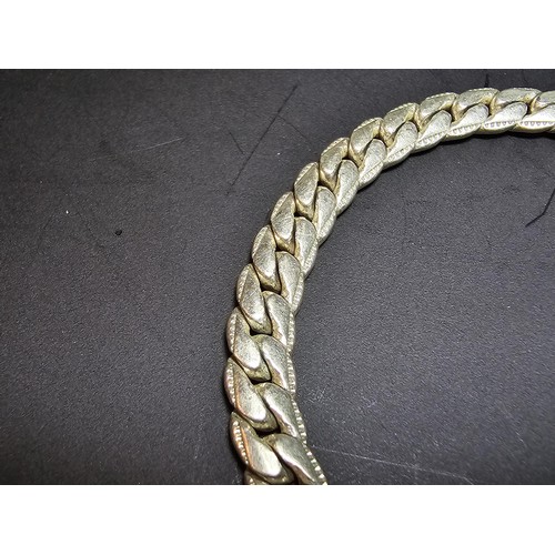 246 - An attractive 925 sterling silver curb link bracelet in excellent clean condition, has a length of 8... 