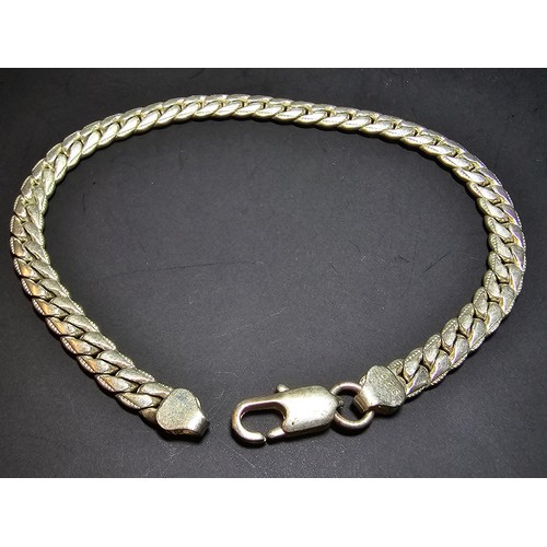 246 - An attractive 925 sterling silver curb link bracelet in excellent clean condition, has a length of 8... 