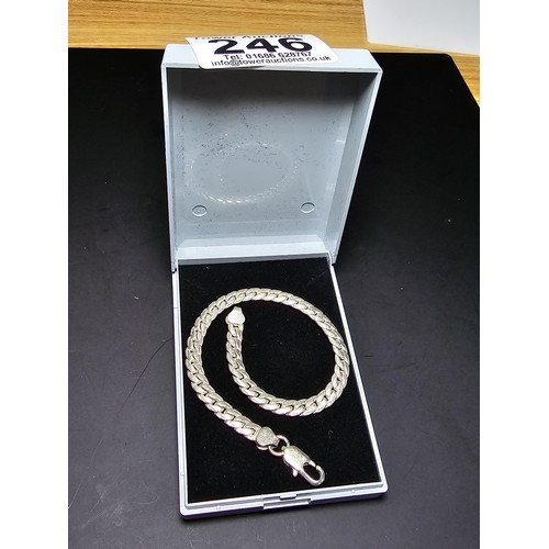 246 - An attractive 925 sterling silver curb link bracelet in excellent clean condition, has a length of 8... 