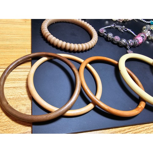 314 - A collection of various vintage bangles and bracelets to include 8 various vintage early plastic ban... 