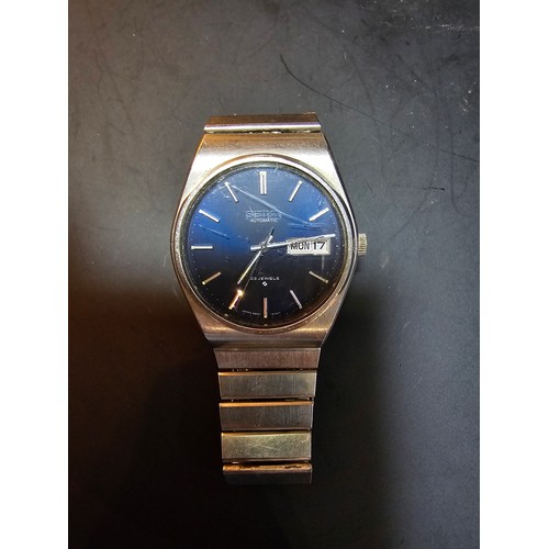 279 - 2 good quality vintage Seiko automatic chrome gents wrist watches, includes a Seiko 5 automatic with... 