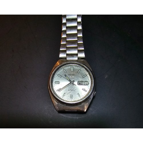 279 - 2 good quality vintage Seiko automatic chrome gents wrist watches, includes a Seiko 5 automatic with... 