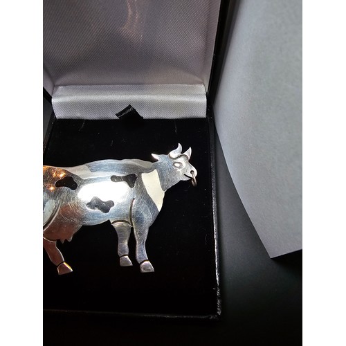 281 - An unusual vintage 925 silver Mexico large cow formed brooch made by Taxco. The cow features a ring ... 