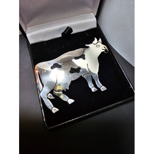 281 - An unusual vintage 925 silver Mexico large cow formed brooch made by Taxco. The cow features a ring ... 