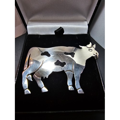 281 - An unusual vintage 925 silver Mexico large cow formed brooch made by Taxco. The cow features a ring ... 