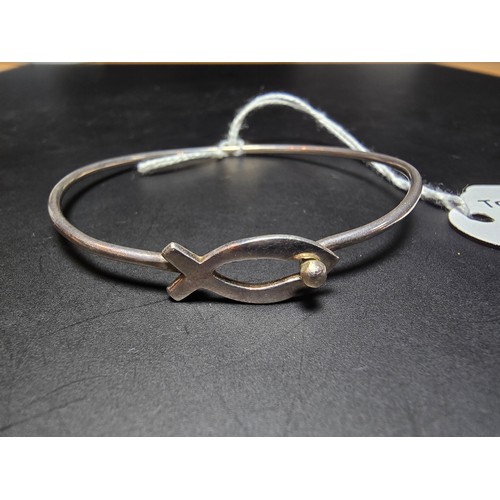 253 - Pretty 925 silver bangle with a fish formed hoop and ball clasp design, in clean condition.