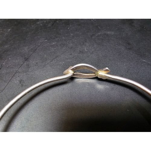 253 - Pretty 925 silver bangle with a fish formed hoop and ball clasp design, in clean condition.