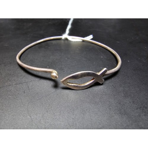 253 - Pretty 925 silver bangle with a fish formed hoop and ball clasp design, in clean condition.