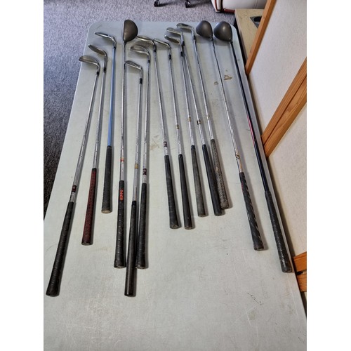 3 - Large quantity of 21 golf clubs inc 7x putters, 3x woods and a quantity of irons, inc brands Hippo, ... 