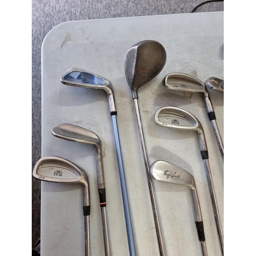 3 - Large quantity of 21 golf clubs inc 7x putters, 3x woods and a quantity of irons, inc brands Hippo, ... 