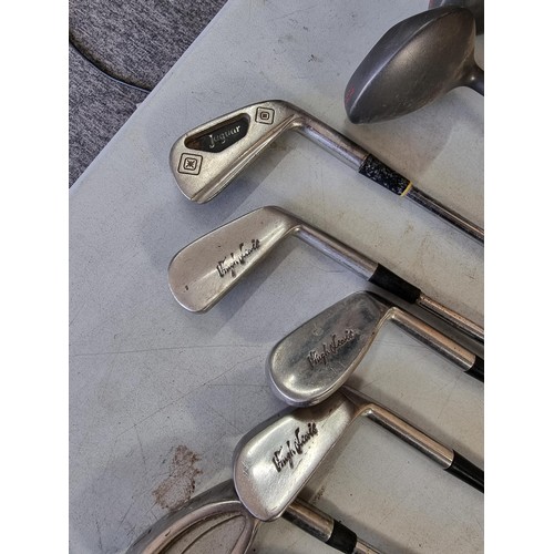 3 - Large quantity of 21 golf clubs inc 7x putters, 3x woods and a quantity of irons, inc brands Hippo, ... 