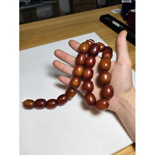 171 - A good fine quality vintage Bakelite amber beaded necklace of large proportions, each bead presents ... 