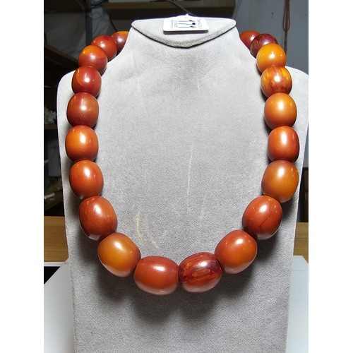 171 - A good fine quality vintage Bakelite amber beaded necklace of large proportions, each bead presents ... 