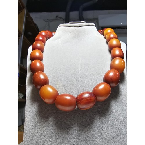 171 - A good fine quality vintage Bakelite amber beaded necklace of large proportions, each bead presents ... 