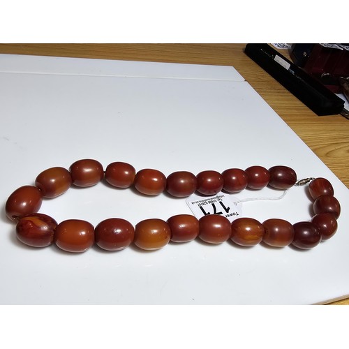 171 - A good fine quality vintage Bakelite amber beaded necklace of large proportions, each bead presents ... 