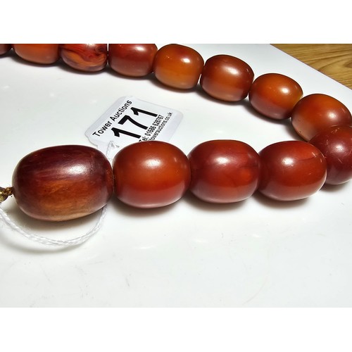 171 - A good fine quality vintage Bakelite amber beaded necklace of large proportions, each bead presents ... 