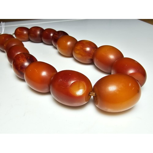 171 - A good fine quality vintage Bakelite amber beaded necklace of large proportions, each bead presents ... 