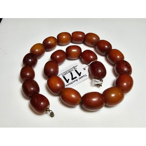 171 - A good fine quality vintage Bakelite amber beaded necklace of large proportions, each bead presents ... 