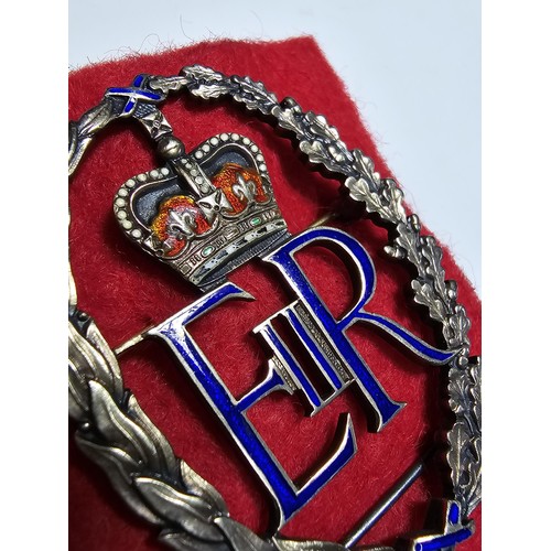 173 - A fine quality scarce hallmarked silver gilt honorary chaplain to The Queen badge of office. The bad... 