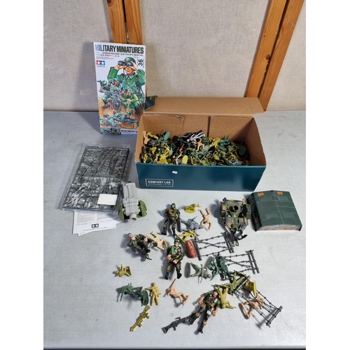 36 - Box containing a large quantity of toy soldiers and army vehicles along with a boxed military miniat... 