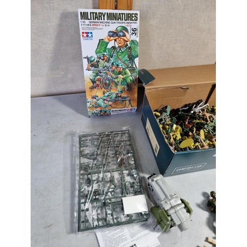 36 - Box containing a large quantity of toy soldiers and army vehicles along with a boxed military miniat... 