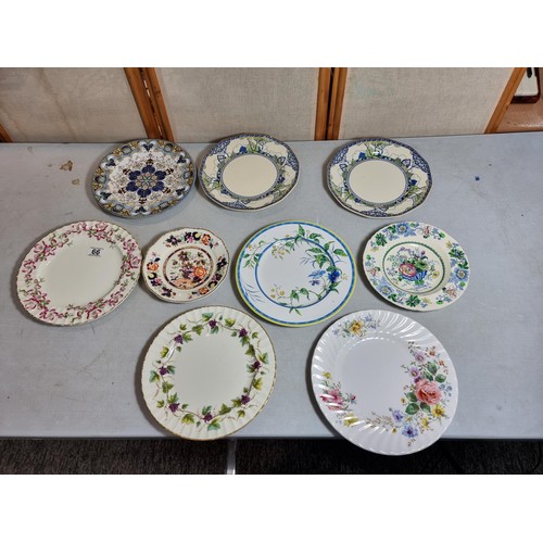 66 - Collection of 9x collectable plates, inc 2x Masons plates, a Wedgwood hand painted plate, 3x Royal W... 